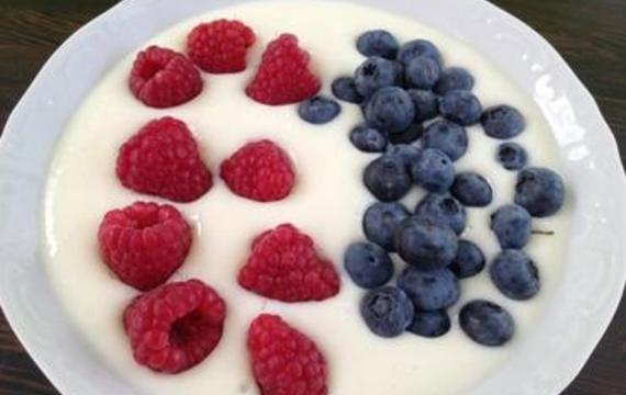 Yoghurt with berries