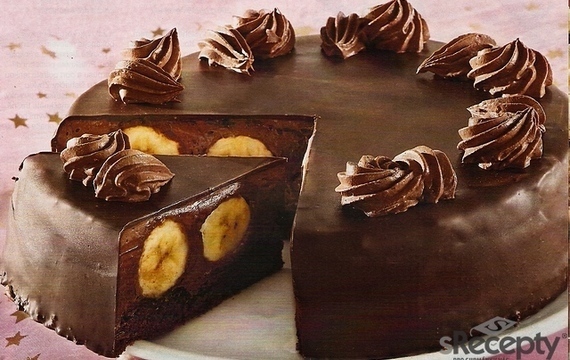 Chocolate cake with bananas