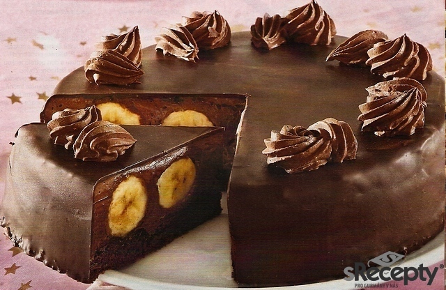 Chocolate cake with bananas