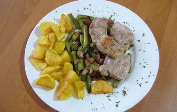 Pork tenderloin with green beans and homemade potato chips