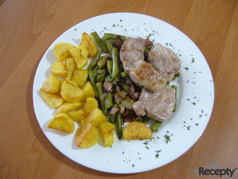 Pork tenderloin with green beans and homemade potato chips