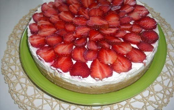 Unbaked cheesecake with fruit